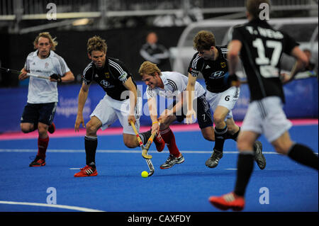 02.05.2012. Parc olympique de Stratford, London, Angleterre. Mens Angleterre/Allemagne. L'Allemagne Martin Evelyne Gauthier, Moritz et Fuerster Grande-bretagne's Ashley Jackson en action pendant le match de hockey international sur invitation de visa à l'arène des berges, le Parc olympique de Stratford, 2-6 mai 2012 , Fra Banque D'Images