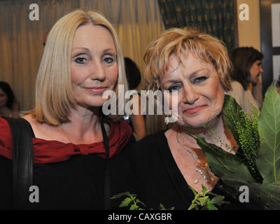 La directrice Olga Sommerova (gauche) a lancé son long métrage sur la vie de Vera Caslavska (droite) intitulé Vera 68 à Prague, République tchèque le 2 mai 2012. La République tchèque sept fois vainqueur olympique, gymnaste Vera Caslavska, célébrera son 70e anniversaire, le jeudi 3 mai 2012. Caslavska gagné thr Banque D'Images