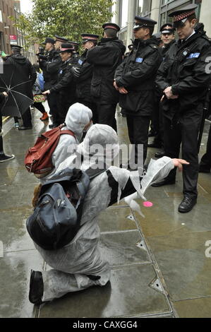 03 mai 2012 Godliman Street, London UK. La justice climatique protestation collective tentant de perturber le sommet de l'énergie, au Royaume-Uni à Londres. La convention collective protestaient contre le changement climatique et la pauvreté énergétique et appelant à une énergie plus propre. Banque D'Images