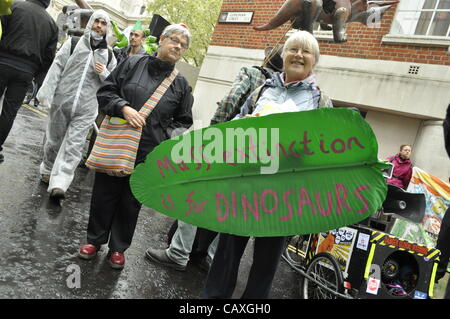 03 mai 2012 Godliman Street, London UK. La justice climatique protestation collective tentant de perturber le sommet de l'énergie, au Royaume-Uni à Londres. La convention collective protestaient contre le changement climatique et la pauvreté énergétique et appelant à une énergie plus propre. Banque D'Images