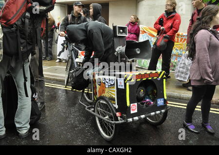 03 mai 2012 Godliman Street, London UK. Un système de son mobile location à la justice climatique protestation collective 'Le Big Six Bash' de l'énergie appelé à perturber le sommet de l'énergie, au Royaume-Uni à Londres. La convention collective protestaient contre le changement climatique et la pauvreté énergétique et appelant à une énergie plus propre. Banque D'Images