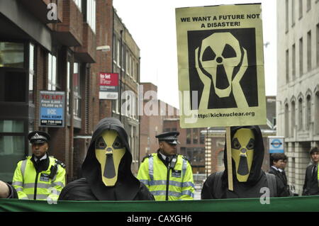 03 mai 2012 Godliman Street, London UK. La justice climatique protestation collective tentant de perturber le sommet de l'énergie, au Royaume-Uni à Londres. La convention collective protestaient contre le changement climatique et la pauvreté énergétique et appelant à une énergie plus propre. Banque D'Images