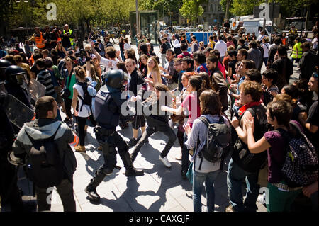 03 mai, 20120-Barcelone, Espagne. Un homme lutter contre la police anti-émeute au cours de la marche organisée par des étudiants protestant contre des coupes dans l'éducation du public. Le mois de mars a coïncidé avec la visite de la Banque centrale européenne à Barcelone qui est la raison pour laquelle la ville est fortement pris par la police . Banque D'Images