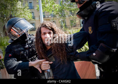 03 mai, 20120-Barcelone, Espagne. Un homme est arrêté par la police anti-émeute au cours de la marche organisée par des étudiants protestant contre des coupes dans l'éducation du public. Le mois de mars a coïncidé avec la visite de la Banque centrale européenne à Barcelone qui est la raison pour laquelle la ville est fortement pris par la police . Banque D'Images