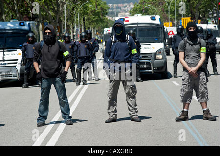 Barcelone, ​​May 3. 2012.-Des milliers de policiers contrôlent la ville, certains en civil et avec son visage couvert pendant le sommet de la Banque centrale européenne Banque D'Images