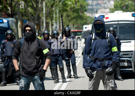 Barcelone, ​​May 3. 2012.-Des milliers de policiers contrôlent la ville, certains en civil et avec son visage couvert pendant le sommet de la Banque centrale européenne Banque D'Images