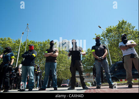 Barcelone, ​​May 3. 2012.-Des milliers de policiers contrôlent la ville, certains en civil et avec son visage couverts, en particulier autour de l'hôtel Arts qui accueille le sommet de la Banque centrale européenne. Banque D'Images