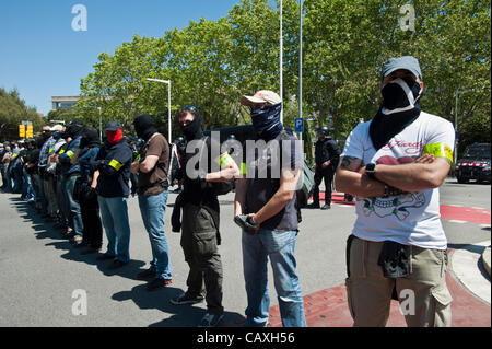 Barcelone, ​​May 3. 2012.-Des milliers de policiers contrôlent la ville, certains en civil et avec son visage couverts, en particulier autour de l'hôtel Arts qui accueille le sommet de la Banque centrale européenne. Banque D'Images