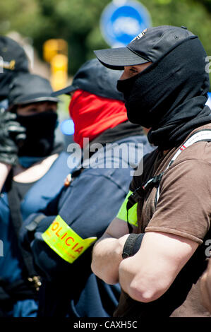 Barcelone, ​​May 3. 2012.-Des milliers de policiers contrôlent la ville, certains en civil et avec son visage couverts, en particulier autour de l'hôtel Arts qui accueille le sommet de la Banque centrale européenne. Banque D'Images