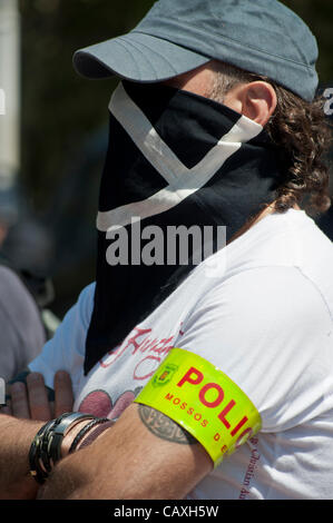 Barcelone, ​​May 3. 2012.-Des milliers de policiers contrôlent la ville, certains en civil et avec son visage couverts, en particulier autour de l'hôtel Arts qui accueille le sommet de la Banque centrale européenne. Banque D'Images