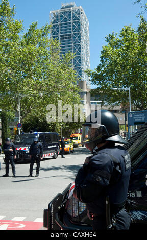 Barcelone, ​​May 3. 2012.-Des milliers de policiers contrôlent la ville, en particulier autour de l'hôtel Arts qui accueille le sommet de la Banque centrale européenne. Banque D'Images