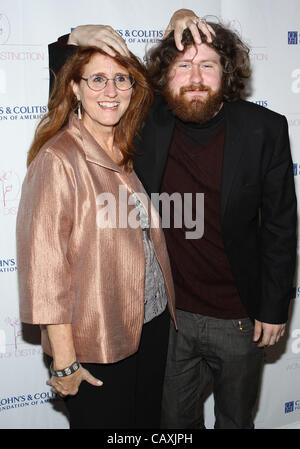 Le 3 mai 2012 - Los Angeles, Californie, États-Unis - CineStory Foundation co-fondateur de l'événement et honoree PAMELA PIERCE (L) et son fils singer CASEY ABRAMS, qui a terminé sixième place sur la dixième saison d'American Idol, assister à la 5e édition de la Femme de distinction, déjeuner à l'hôtel Beverly Hills. (Crédit Image : Banque D'Images