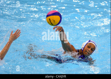 03.05.2012 Londres, Angleterre. USA en action au cours de l'avant-match entre les USA et la Hongrie au jour 1 de la Womens Visa International Water-polo à l'Arène de water-polo sur le parc olympique. (C'est un événement de test des Jeux Olympiques de 2012, une partie de la série Londres prépare). Banque D'Images