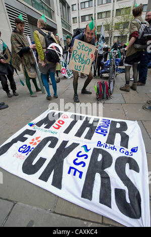 La Big Six activistes du climat énergie bash : protestation contre le sommet de l'énergie, au Royaume-Uni, à l'hôtel Grange St Paul's Hotel dans la ville de Londres, Royaume-Uni. Quatre groupes représentant les combustibles fossiles, requins, du logement et de l'énergie sale convergent mais ne parviennent pas à obtenir l'accès à la conférence. Ils sont ensuite kettled. 03/5/12 Banque D'Images