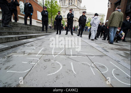 La Big Six activistes du climat énergie bash : protestation contre le sommet de l'énergie, au Royaume-Uni, à l'hôtel Grange St Paul's Hotel dans la ville de Londres, Royaume-Uni. Quatre groupes représentant les combustibles fossiles, requins, du logement et de l'énergie sale convergent mais ne parviennent pas à obtenir l'accès à la conférence. Ils sont ensuite kettled. 03/5/12 Banque D'Images