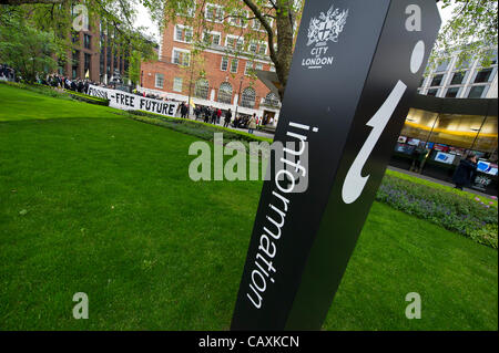 La Big Six activistes du climat énergie bash : protestation contre le sommet de l'énergie, au Royaume-Uni, à l'hôtel Grange St Paul's Hotel dans la ville de Londres, Royaume-Uni. Quatre groupes représentant les combustibles fossiles, requins, du logement et de l'énergie sale convergent mais ne parviennent pas à obtenir l'accès à la conférence. Ils sont ensuite kettled. 03/5/12 Banque D'Images