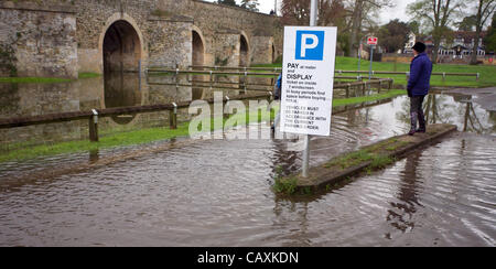 Wallingford, Royaume-Uni. 03 mai, 2012. La Tamise à Wallingford, Oxfordshire, commence à éclater ses banques Banque D'Images