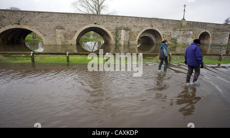 Wallingford, Royaume-Uni. 03 mai, 2012. La Tamise à Wallingford, Oxfordshire, commence à éclater ses banques Banque D'Images