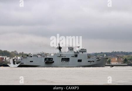 Le HMS Ocean. Tamise. Rainham. Essex, UK, vendredi. 04/05/2012. Le HMS Ocean dépasse quelques pâtés de maisons. Jeux Olympiques de Londres en 2012 Exercice de sécurité. Banque D'Images