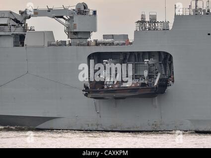 Le HMS Ocean. Tamise. Rainham. Essex, UK, vendredi. 04/05/2012. Le côté de l'HMS Ocean avec des embarcations d'assaut la pendaison. Jeux Olympiques de Londres en 2012 Exercice de sécurité. Banque D'Images