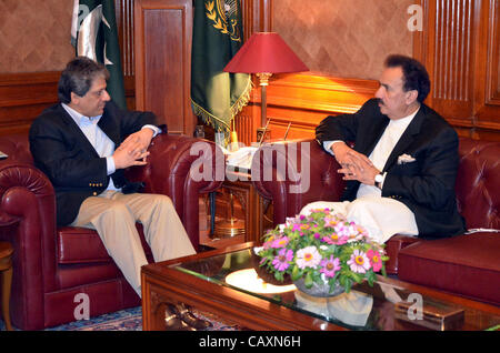 Gouverneur du Sind, Dr.Ishrat-ul-Ibad Khan parle avec le ministre fédéral de l'intérieur, A.Rehman Malik lors de réunion à La Maison du Gouverneur à Karachi le Vendredi, Mai 04, 2012 Banque D'Images