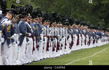 Citadelle diplômés seniors support pour regarder la parade underclassman passé durant la longue ligne grise cérémonie le 4 mai 2012 à Charleston, Caroline du Sud. La Citadelle a effectué le défilé militaire à l'occasion de l'obtention du diplôme depuis 1842. Banque D'Images