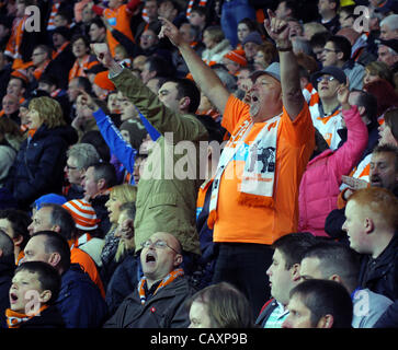 04.05.2012 Blackpool, Angleterre. Blackpool v Birmingham City. Blackpool Fans acclamer leur première victoire de la jambe pendant la NPower Championship Match Play Off joué à Bloomfield Road. Banque D'Images