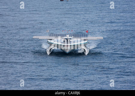 Turanor PlanetSolar Cataran arrive à Monaco le 04 mai 2012. C'est la première tour du monde sur un bateau solaire.Raphaël Domjan (troisième à partir de la gauche) est l'initiateur et le chef de l'expédition. Banque D'Images