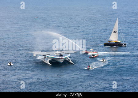 Turanor PlanetSolar Cataran arrive à Monaco le 04 mai 2012.C'est le premier tour du monde sur un bateau à énergie solaire. Banque D'Images