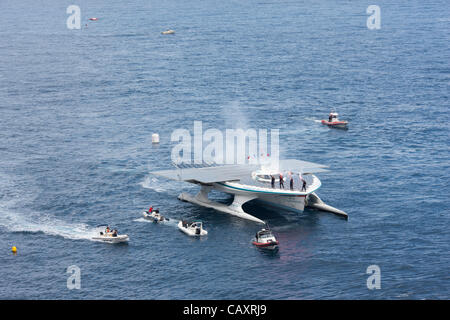 Turanor PlanetSolar Cataran arrive à Monaco le 04 mai 2012. C'est la première tour du monde sur un bateau solaire.Raphaël Domjan (à droite) est l'initiateur et le chef de l'expédition. Banque D'Images