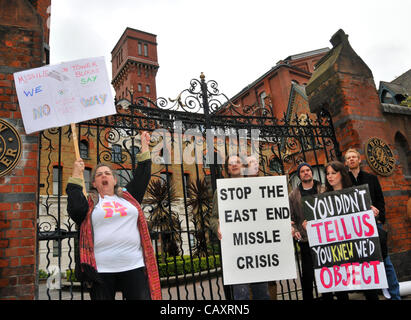 Un groupe de manifestants, dont Carole Vincent ex Big Brother 8 investiture (à gauche) à l'extérieur, les appartements arc trimestre où les missiles sont d'être positionnées au cours des Jeux Olympiques de Londres. Samedi 5 Mai 2012 Banque D'Images