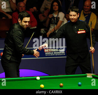 05.05.2012. Crucinle Theatre, Sheffield en Angleterre. Ronnie O'Sullivan en action contre Matthew Stevens au théâtre Crucible, Sheffield, Angleterre. Troisième session, le jour de la clôture de leur best-of-33 image demi-finale du Championnat du Monde Banque D'Images