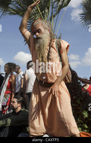 Des centaines de personnes se sont réunis à Rome le 5 mai 2012 derrière "stazione ostiense' pour manifester en faveur de la légalisation du cannabis. Ils dansaient, boire et fumer toute la journée. Banque D'Images