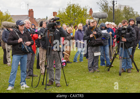 Château de Flint, Flintshire, pays de Galles du Nord, Royaume-Uni. 5 mai 2012. Les équipes de tournage et les membres du public à l'ouverture officielle du sentier de la côte de l'All Wales. Le pays de Galles est aujourd'hui le seul pays au monde à avoir un chemin côtier continu. Banque D'Images