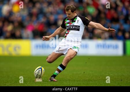 05.05.2012 Stockport, Angleterre. Harlequins Nouvelle-zélande flay demi Nick Evans en action au cours de l'Aviva Premiership match entre les Sale Sharks v Harquins. Le dernier match d'être joué à Edgely Park. Banque D'Images