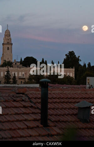 La plus grosse pleine lune de 2012, "le upermoon» ou pleine lune périgée, se lève au-dessus de l'abbaye Hagia Maria Sion sur Mt. Sion et toits de Yamin Moshe quartier. Jérusalem, Israël. 5-mai-2012. Banque D'Images