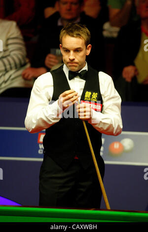 Le 1 mai 2012 - Sheffield, Angleterre - 01.05.2012 - ALI CARTER dans l'action contre JAMIE JONES au quart de finale du Championnat du monde de snooker Snooker au creuset, Sheffield. (Crédit Image : © Michael Cullen/ZUMAPRESS.com) Banque D'Images