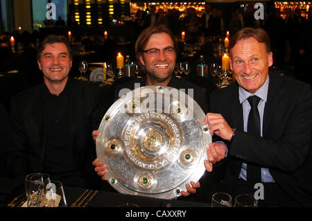 DORTMUND, ALLEMAGNE - le 05 mai : (L-R) Michael Zorc, directeur de Dortmund, Jürgen Klopp, l'entraîneur-chef de Dortmund et directeur général Hans Joachim Watzke posent avec le trophée au View restaurant le 5 mai 2012 à Dortmund, Allemagne *** *** Local Caption Michael Zorc, Juergen Klopp ; Hans Joachim Watzke Banque D'Images