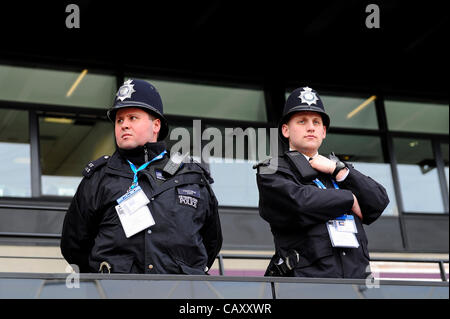 05.05.2012 Londres, Angleterre. Les agents de police donnent sur le stade lors de la deuxième journée de l'Athlétisme en plein air Visa BUCS dans le stade sur le parc olympique. (C'est un événement de test des Jeux Olympiques de 2012, une partie de la série Londres prépare). Banque D'Images