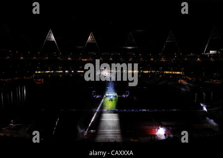 05.05.2012 Londres, Angleterre. Baloons sont libérés pour signifier l'ouverture officielle du stade dans la '2012 heures de rendez-vous : une soirée de l'athlétisme et le divertissement" à la fin de la deuxième journée de l'Athlétisme en plein air Visa BUCS dans le stade sur le parc olympique. (C'est un des Jeux Olympiques 2012 Banque D'Images