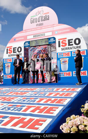 HERNING, Danemark - Samedi, Mai 5th, 2012 : Le Premier ministre danois, Mme Helle Thorning-Schmidt (4e de gauche) annoncer l'ouverture de Giro d'Italia 2012, qui pendant les 3 premiers jours a lieu au Danemark. Banque D'Images