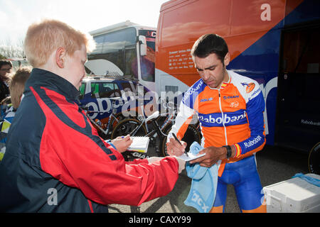 HERNING, Danemark - Samedi, Mai 5th, 2012 : Rabobank rider Juan Manuel Garate Cepa (droite) signer des autographes pour un jeune garçon. Banque D'Images