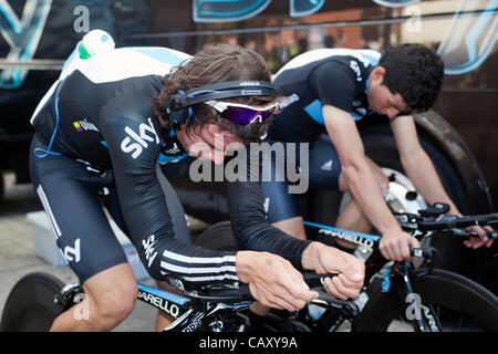 HERNING, Danemark - Samedi, Mai 5th, 2012 : Sky Procycling riders Rigoberto Uran Uran (gauche) à partir de la Colombie et Peter Kennaugh (à droite)à partir de la Grande Brittan est en préchauffage avant le leur première course en cette année Giro d'Italia. Banque D'Images