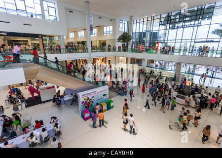 BANGKOK, 6 mai 2012 : foule thaïlandaise passe par le nouveau MegaBangna weenkend sur son ouverture. Situé à Bangkok, MegaBangna est Asie du sud-est de faible hauteur le plus grand centre commercial avec 800 boutiques. Banque D'Images