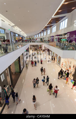 BANGKOK, 6 mai 2012 : foule thaïlandaise passe par le nouveau MegaBangna weenkend sur son ouverture. Situé à Bangkok, MegaBangna est Asie du sud-est de faible hauteur le plus grand centre commercial avec 800 boutiques. Banque D'Images