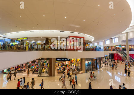 BANGKOK, 6 mai 2012 : foule thaïlandaise passe par le nouveau MegaBangna weenkend sur son ouverture. Situé à Bangkok, MegaBangna est Asie du sud-est de faible hauteur le plus grand centre commercial avec 800 boutiques. Banque D'Images