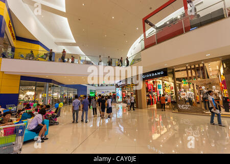 BANGKOK, 6 mai 2012 : foule thaïlandaise passe par le nouveau MegaBangna weenkend sur son ouverture. Situé à Bangkok, MegaBangna est Asie du sud-est de faible hauteur le plus grand centre commercial avec 800 boutiques. Banque D'Images