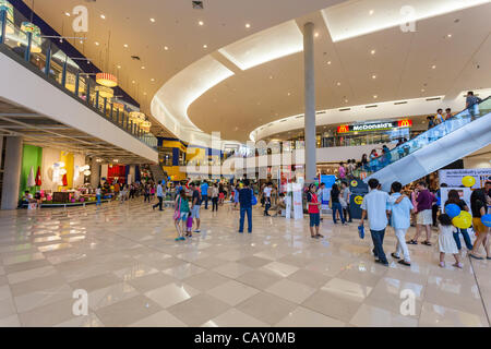 BANGKOK, 6 mai 2012 : foule thaïlandaise passe par le nouveau MegaBangna weenkend sur son ouverture. Situé à Bangkok, MegaBangna est Asie du sud-est de faible hauteur le plus grand centre commercial avec 800 boutiques. Banque D'Images