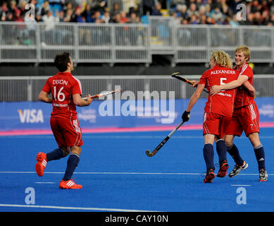 05.05.2012, le Riverside Arena, Stratford, London, England, sur invitation de visa Hockey International. La scène de la rivière, le Parc Olympique, Stratford, 2012 , l'Angleterre. La société britannique Ashley Jackson célèbre après la Grande-Bretagne Richard Alexander scores au cours de l'Australie contre la Grande-Bretagne. Banque D'Images