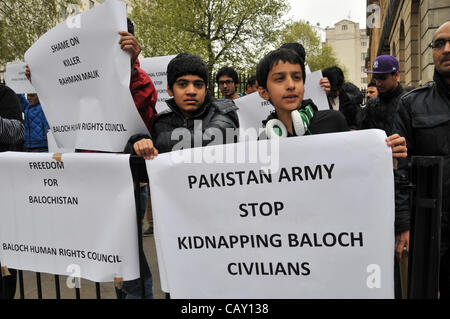 Les jeunes garçons et hommes tenant des banderoles avec des slogans "Liberté pour le Baloutchistan' et 'armée du Pakistan s'arrêter les enlèvements de civils Baloutches' à l'extérieur de Downing Street dans le cadre de la protestation contre les mariages forcés et la conversion au Pakistan. Dimanche 6 mai 2012. Banque D'Images